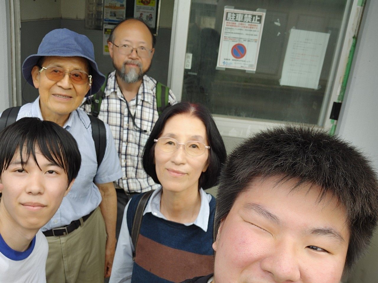 シニアと学生が一緒に写る集合写真