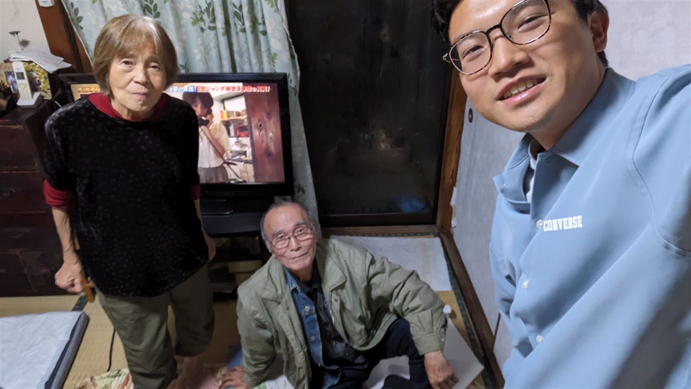 お宅にうかがって、シニアのご夫婦と一緒に写る学生